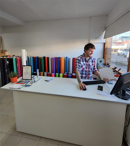 Acrear_insumos_graficos_en_La_Guia_Esquel
