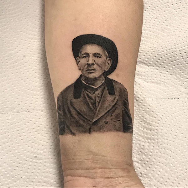 Emi_Mogliani_tattoo_en_La_Guia_Esquel